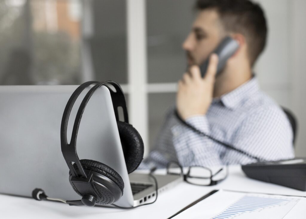 geschaftsmann-der-am-telefon-spricht